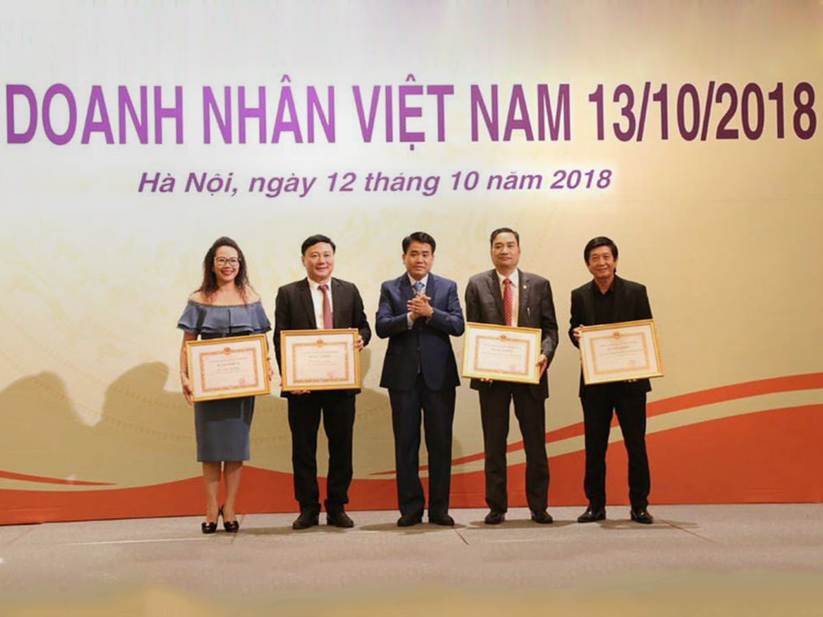 Read more about the article CHỦ TỊCH NGUYỄN TUẤN HẢI VINH DỰ NHẬN BẰNG KHEN VÌ ĐÓNG GÓP TIÊU BIỂU CHO THỦ ĐÔ