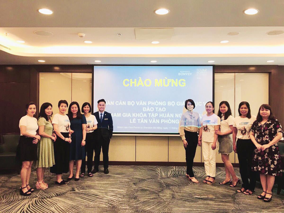 Read more about the article KHÁCH SẠN FOUR POINTS BY SHERATON ĐÀ NẴNG ĐÀO TẠO NGHIỆP VỤ LỄ TÂN CHO ĐOÀN CÁN BỘ GIÁO DỤC VÀ ĐÀO TẠO