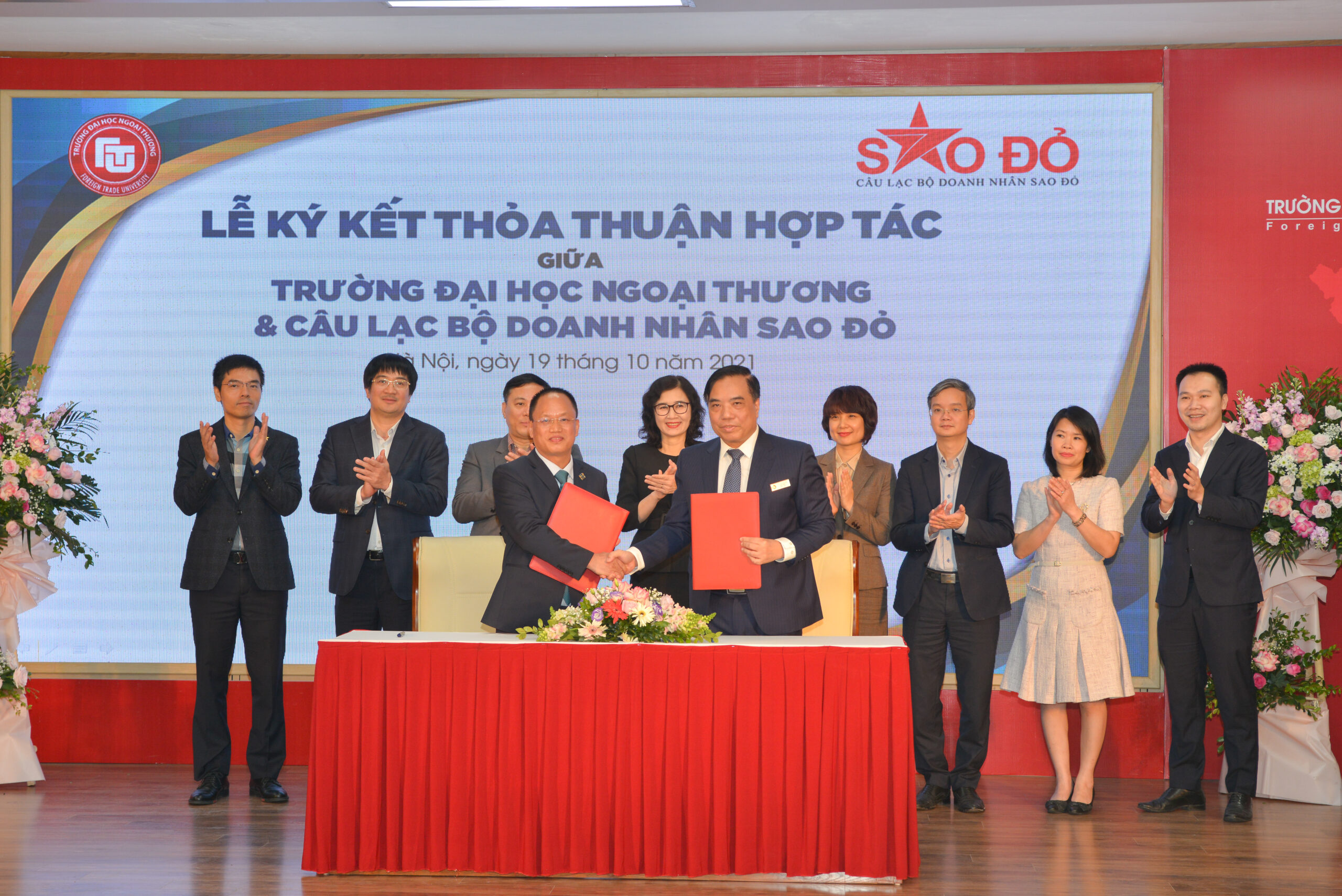 Read more about the article LỄ KÝ KẾT HỢP TÁC GIỮA CLB DOANH NHÂN SAO ĐỎ  – TRƯỜNG ĐẠI HỌC NGOẠI THƯƠNG VÀ ALPHANAM GREEN FOUNDATION – TRƯỜNG ĐẠI HỌC NGOẠI THƯƠNG